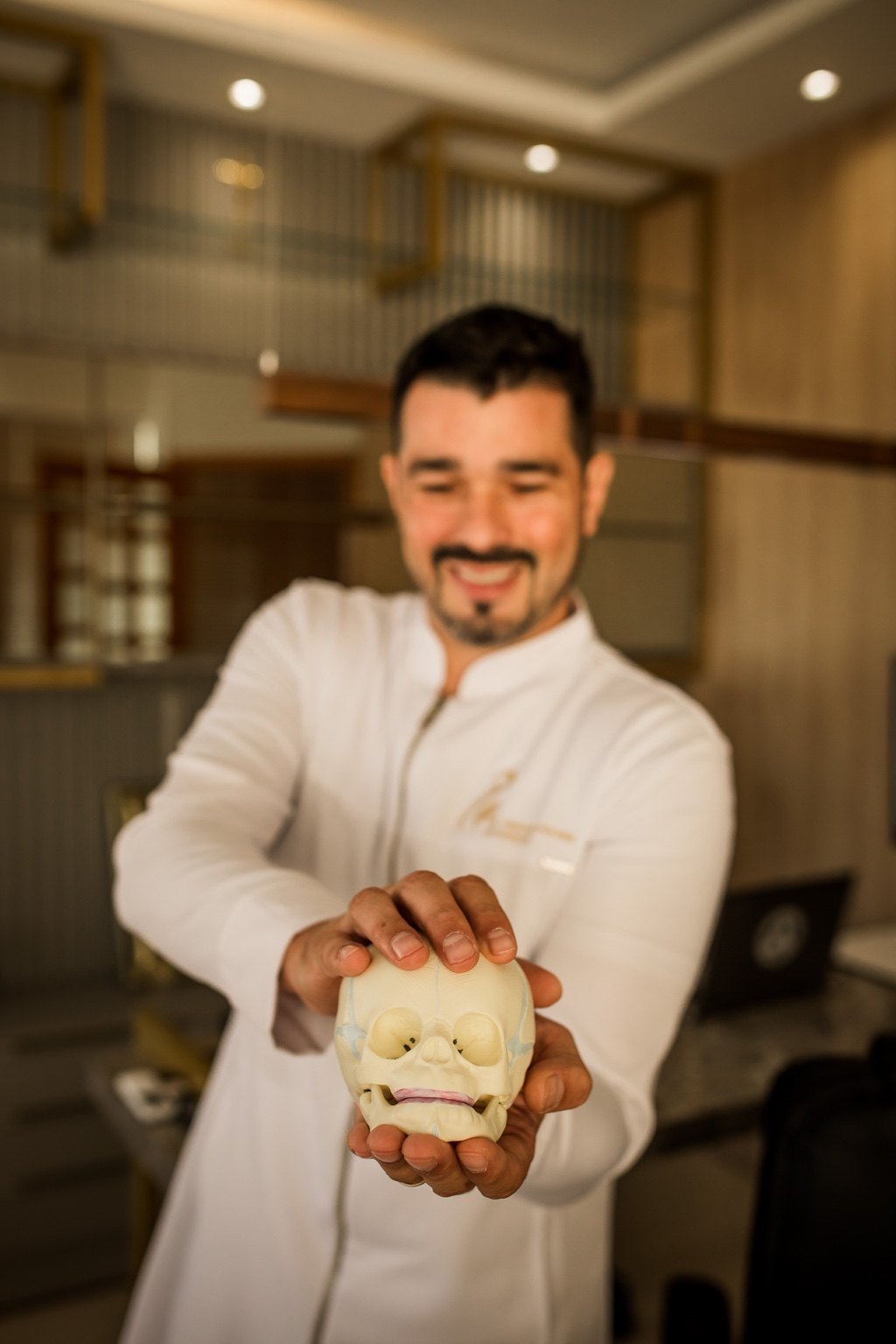 Dr. Vinicius com modelo de crânio